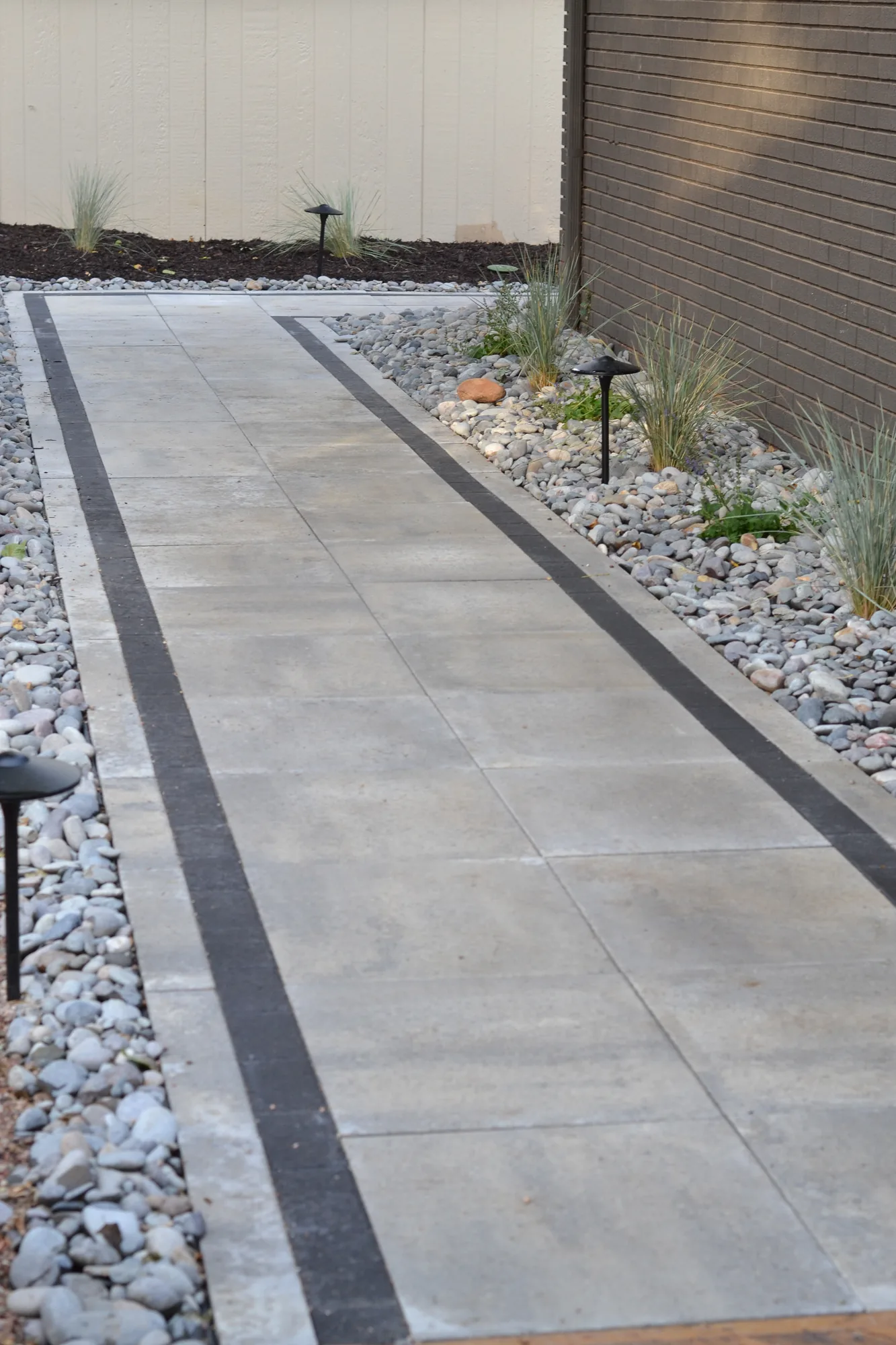Contrasting paver inlay and stone border detail